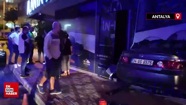 Antalya'da fren yerine gaza basan sürücü iş yerine daldı