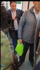 Mujer pela arvejas en el tren eléctrico: "Cada minuto cuenta"