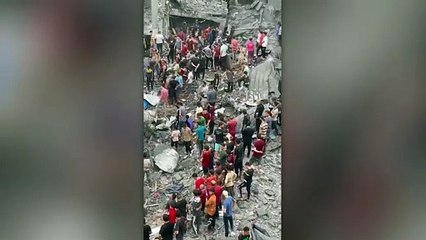 İsrail'in Gazze’nin kuzeydeki hava saldırılarında büyük yıkım: Gazzeliler enkaz altındakileri kurtarmaya çalışıyor