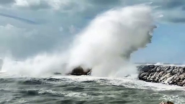 Mareggiata a Marina di Pisa, le spettacolari immagini dal porto