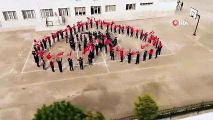 Öğrenciler Cumhuriyet sevgisini yaptıkları koreografi ile anlattılar