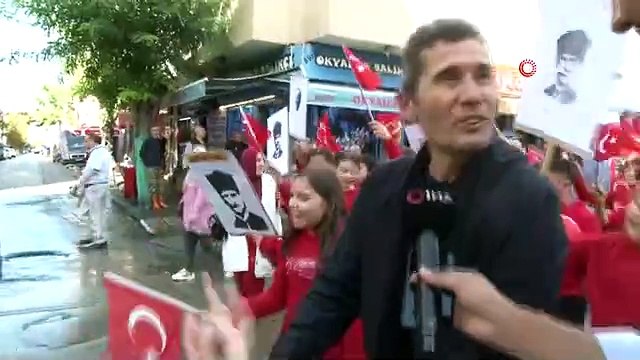 Eskişehir'de doğuştan yürüyemeyen öğrenci Cumhuriyet Bayramı kortejine tekerlekli sandalyesiyle katıldı