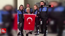 Burdur'da polisler tek yaşayan depremzenin isteğini yerine getirdi: Bayrak isteyen kadına pastalı sürpriz