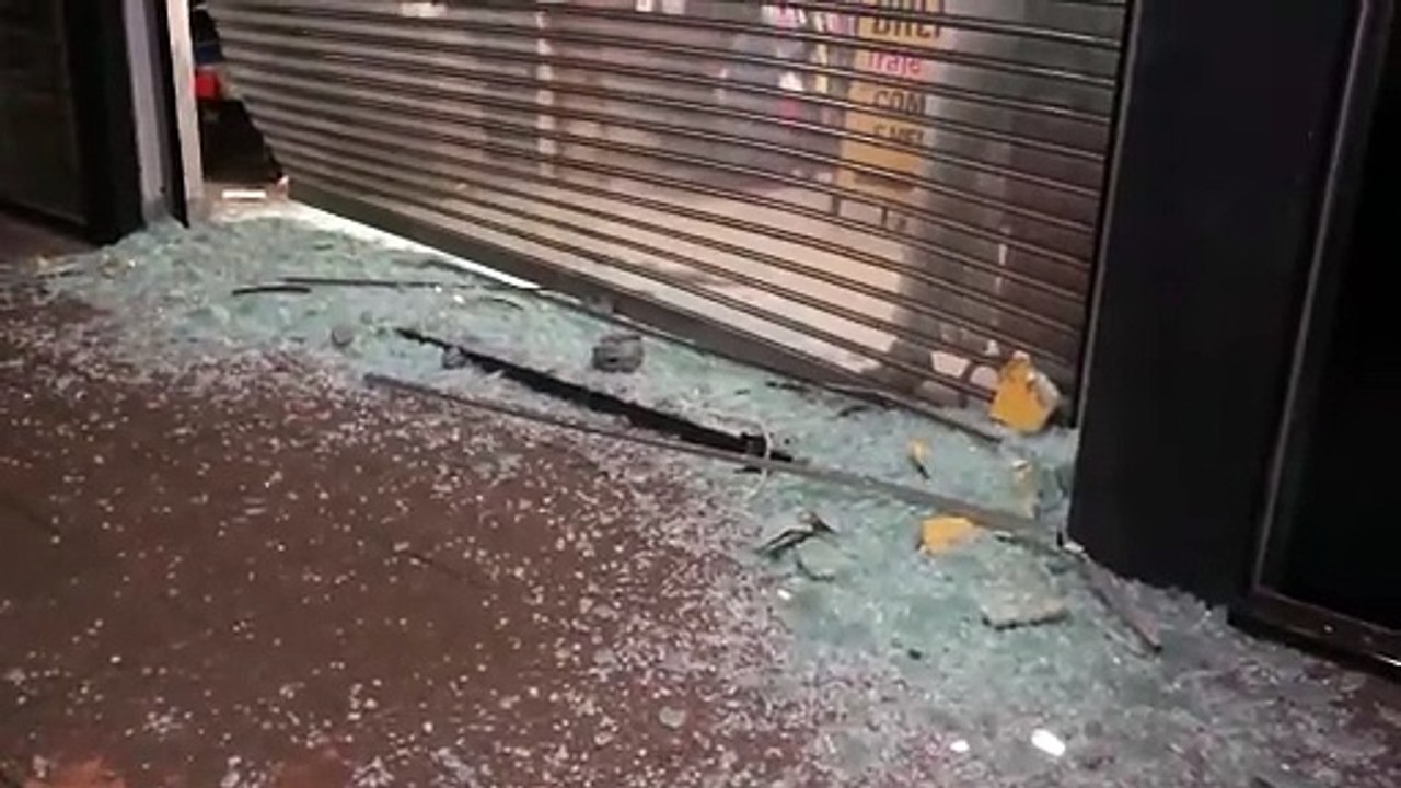 Corsa furtado invade fachada de loja de roupas na antiga rodoviária de Cascavel