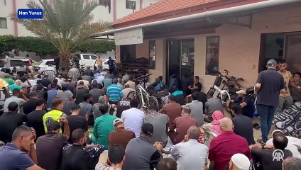 Gazze'deki Nasır Hastanesi önünde cuma namazı kılındı