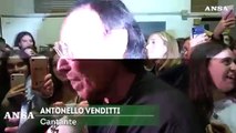 Roma, Venditti alla festa dei 90 del Giulio Cesare accolto dagli studenti che cantano la sua canzone