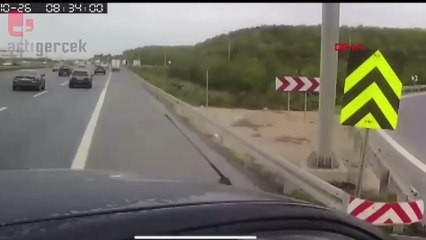 TIR, son anda şerit değiştiren kamyonete çarptı