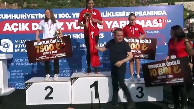 Dünya rekortmeni Şahika Ercümen, Cumhuriyet için Türk bayrağını denizde dalgalandırdı