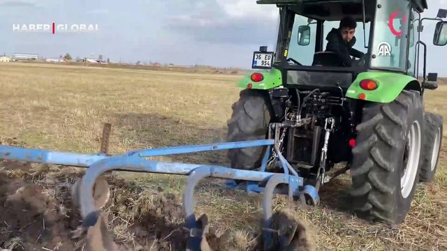 Selim ilçesinde traktörle tarlaya Yaşasın Cumhuriyet 100. Yıl yazdı