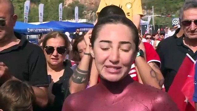 Rekortmen Milli sporcu Şahika Ercümen, Cumhuriyet'in 100. yılı nedeniyle özel dalış gerçekleştirdi