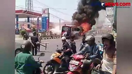 Viral! Video Amatir Bus Pariwisata Terbakar di Depan SPBU Subang