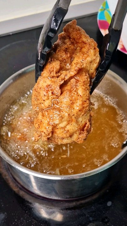 #LFDS: Je refais la recette de chicken waffle du livre de recette de Uncle Snoop @snoopdogg #unclesnoop #snoop #snoopdogg #recette #chickenwaffles #waffle #maplesyrup #erable #cuisine #poulet #chef Tu veux d'autres recettes de stars ?!