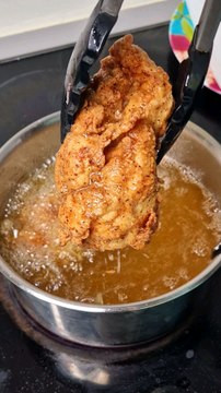 #LFDS: Je refais la recette de chicken waffle du livre de recette de Uncle Snoop @snoopdogg #unclesnoop #snoop #snoopdogg #recette #chickenwaffles #waffle #maplesyrup #erable #cuisine #poulet #chef Tu veux d'autres recettes de stars ?!