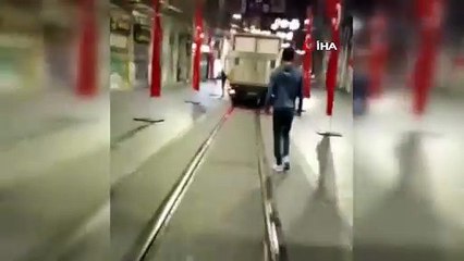 İstiklal Caddesi'ndeki bayrakları deviriyordu! Polis de onun boynunu devirdi