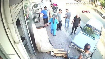 OTOMOBİL, ESNAFIN ÜZERİNDE UYUDUĞU KALDIRIMDAKİ KANEPEYE ÇARPTI