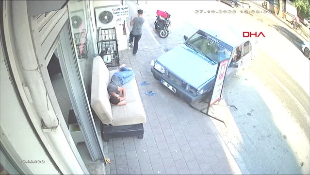 Otomobil, esnafın üzerinde uyuduğu kaldırımdaki kanepeye çarptı