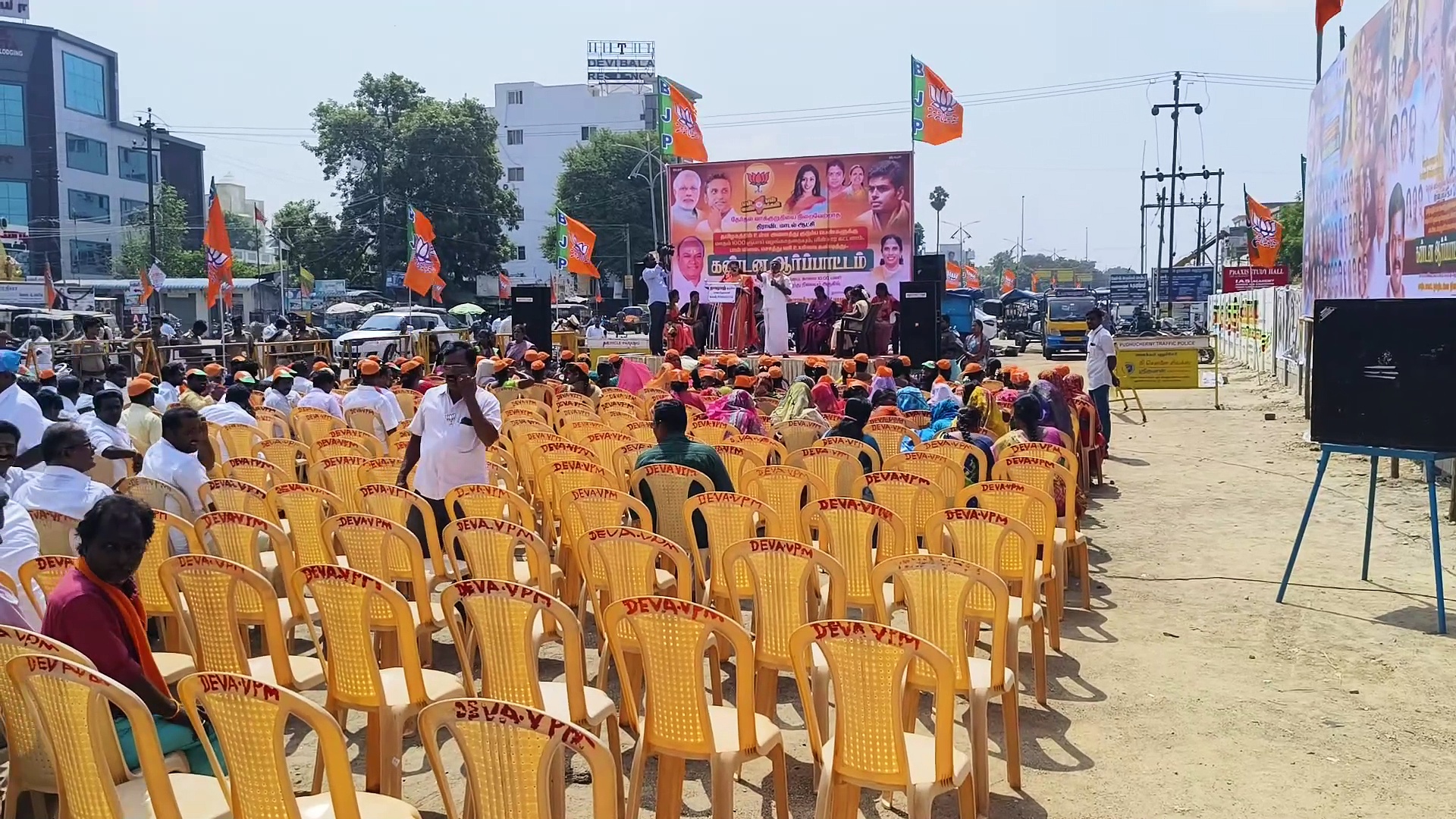 அவங்க கால்ல விழுந்தாச்சு கூட்டிட்டு வாங்க; சேர்லாம் காலியா இருக்கு - கூவி கூவி ஆள் சேர்த்த பாஜகவினர்