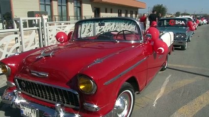 Avcılar'da klasik araçlar ve belediye araçlarıyla cumhuriyet korteji yapıldı