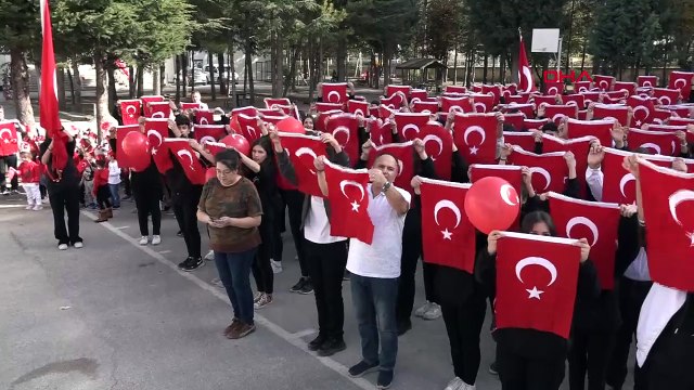 Gazi Mesleki ve Teknik Anadolu Lisesi Öğrencilerine 1000 Türk Bayrağı Dağıttı