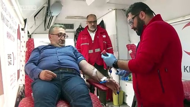 Cumhuriyetin 100. yılında Kızılay'a 100. kez kan bağışı yaptı