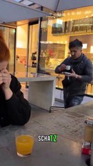Loto milyoneri Türk ağlayan kız arkadaşına gözyaşlarını silmesi için mendil yerine para verdi