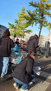 Op een rustige zaterdagmiddag in Zeist probeert een krant te verkoopster een klant een abonnement aan te smeren
