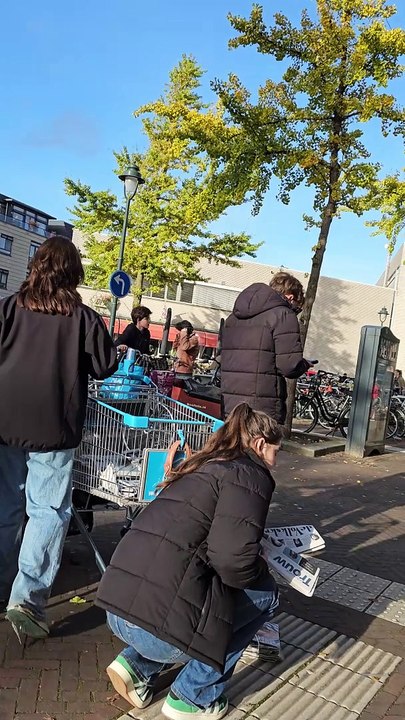 Op een rustige zaterdagmiddag in Zeist probeert een krant te verkoopster een klant een abonnement aan te smeren