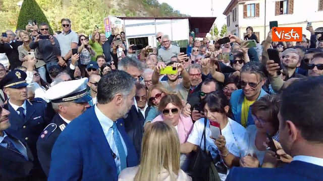 Bagno di folla per Meloni ad Acqualagna, visita casa Mattei e Fiera del Tartufo