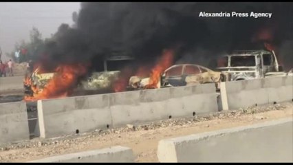 Video herunterladen: Spaventoso incidente stradale in Egitto, almeno 35 morti