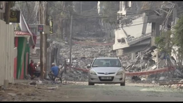 In fila per l'acqua e il pane a Gaza: ma noi di qui non andiamo via