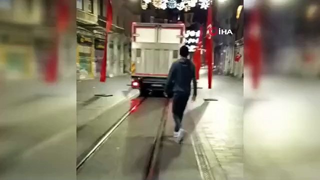 İstiklal Caddesi'nde Bayrakları Kıran ve Devlet Büyüklerine Hakaret Eden Şüpheliler Gözaltına Alındı