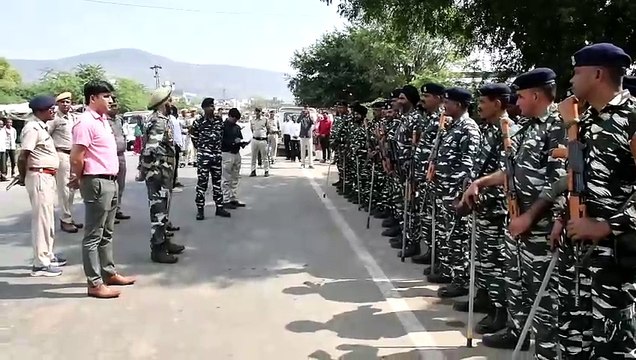 मध्यप्रदेश सीमा पर पालीघाट पुलिस एवं आबकारी चैक पोस्ट पर पहुंचे आईजी..मतदाताओं को किया जागरुक