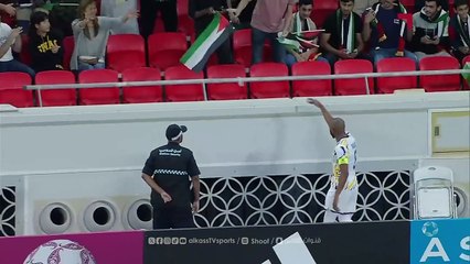 ياسين براهيمي يطلب علم فلسطين من المدرجات ويلوح به وسط تشجيع