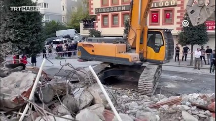 Güngören'de yıkım sırasında 6 katlı bina çöktü