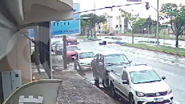 Câmera flagra acidente entre moto e caminhonete na Avenida Barão do Rio Branco