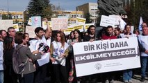 Manifestation « suicide » des étudiants à Ankara： ＂Les jeunes se suicident à cause de l'absence d'avenir et de l'insécurité, à cause de la pauvreté, à cause de l'AKP...