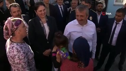 Cadeau de Noël aux enfants de l'équipe de recherche et de sauvetage et du gouverneur Sezer