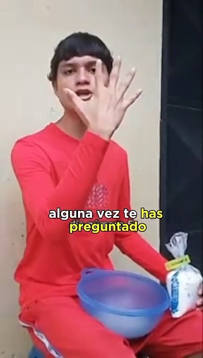 Un Joven cuenta cuantos granos de azucar tiene 1KG
