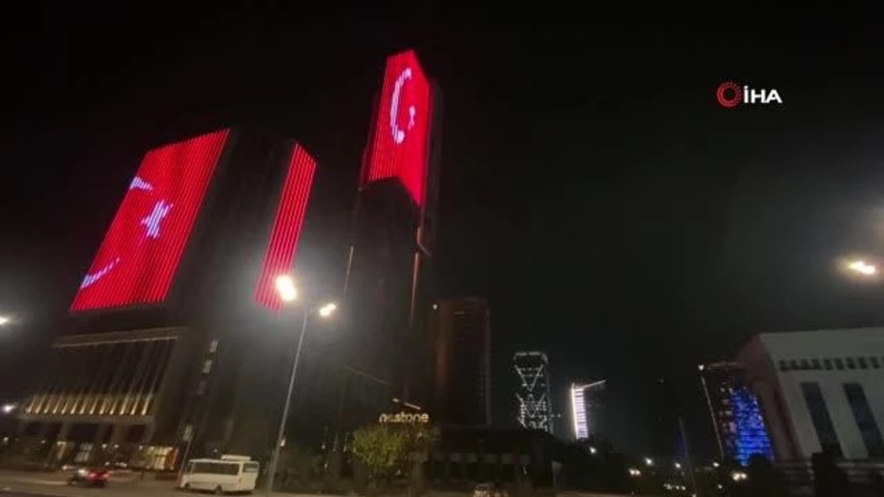 Özbekistan'ın başkenti Taşkent'te Türk bayrağı yansıtıldı