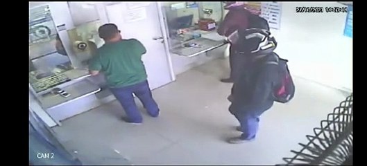Vídeo: Cliente é assaltado por dois homens em casa lotérica