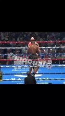 Francis Ngannou envoie Tyson Fury au sol 