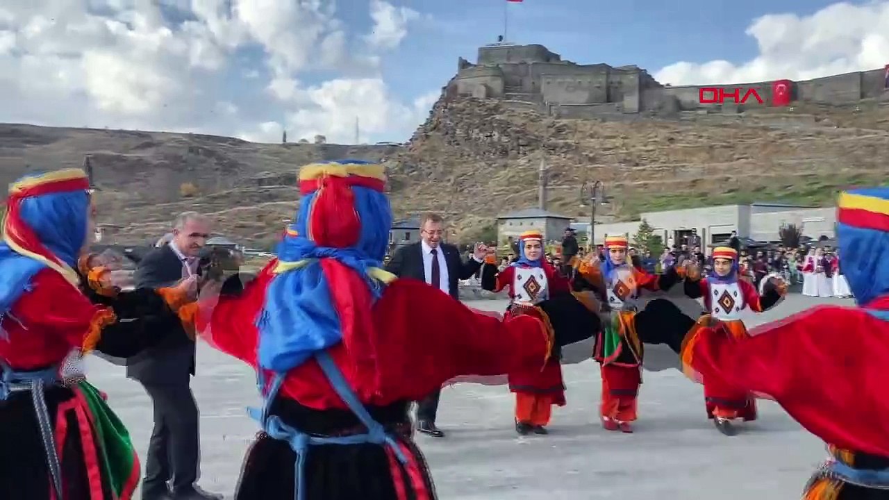 Vali Ziya Polat, Cumhuriyet'in 100. yılında gençlerle halay çekti