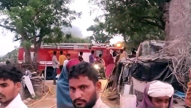 विद्युत लाइन टूटने से 6 ट्रॉली चारा जलकर राख