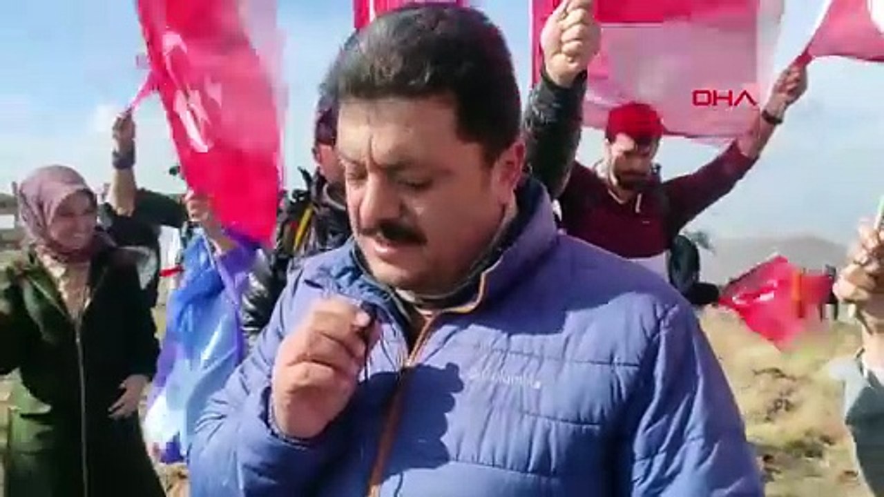À L'ANNIVERSAIRE DE LA RÉPUBLIQUE, ILS ONT ESCALADE LA MONTAGNE YAHNI À 2254 ALTITUDES ET LANCÉ UN DRAPEAU TURC GÉANT.