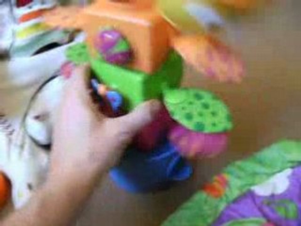 Hylann joue avec sa boule 16 mois