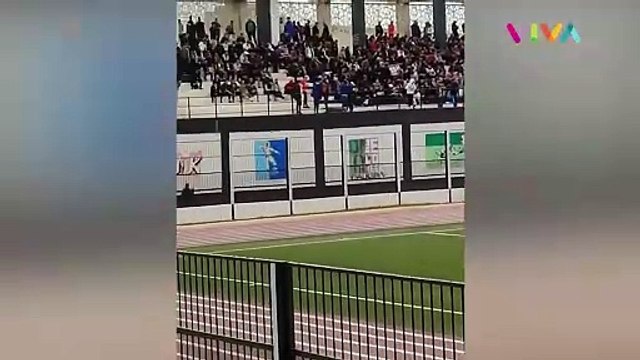 MasyaAllah! Bocah Kejar Sholat di Tribun Stadion Sepakbola