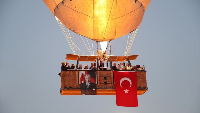 Cumhuriyet'in 100. yılında Kapadokya semaları Türk bayraklarıyla renklendi
