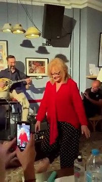 H Αγγελική Νικολούλη σε μεγάλα κέφια! Το βαρύ ζεϊμπέκικο, η αποθέωση και τα επικά σχόλια στα social!