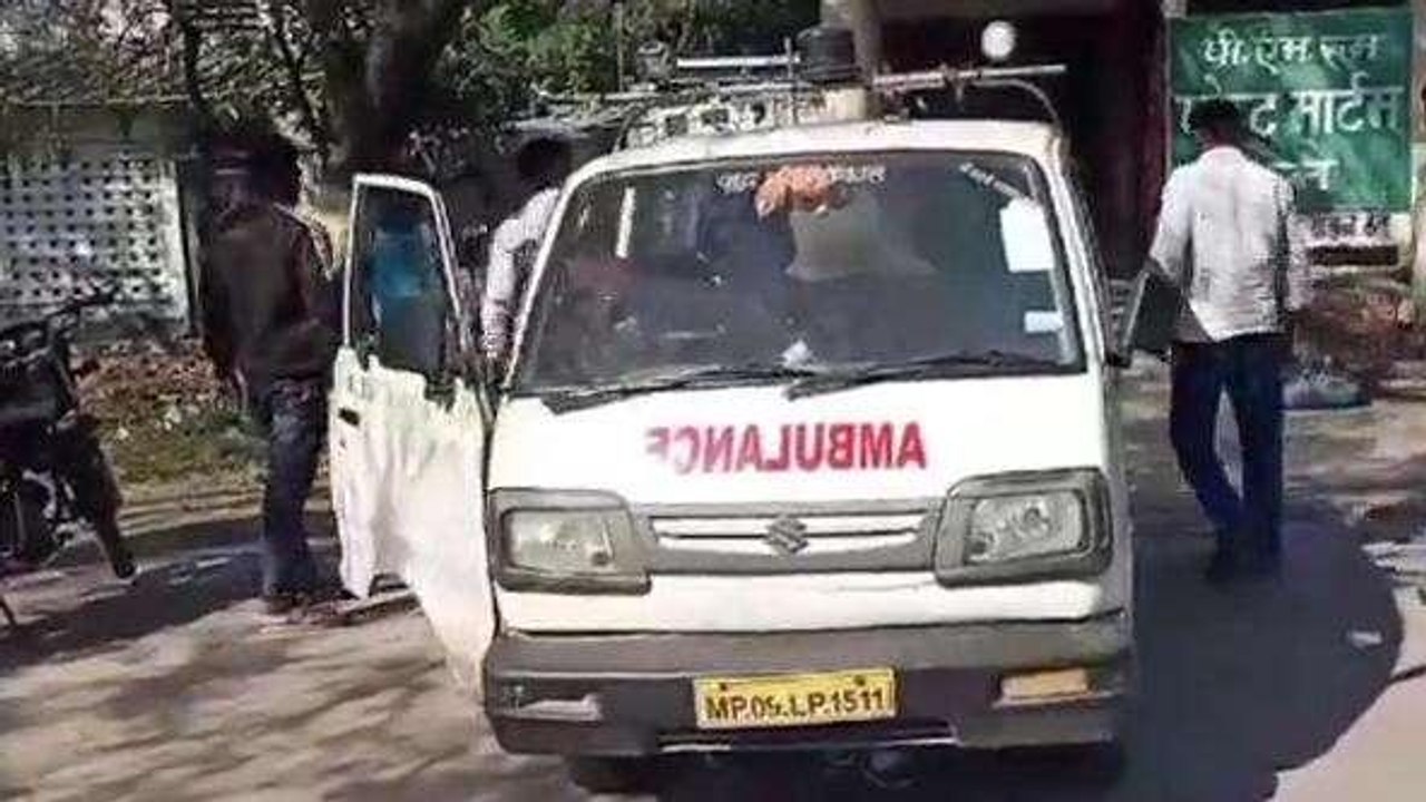 उज्जैन: चार्टर्ड बस की चपेट में आने से युवक की हुई दर्दनाक मौत, बस की जप्त