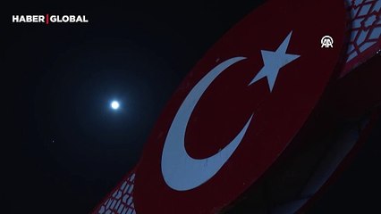 Ankara'da beliren dolunay ve Türk Bayrağı görüntüsü mest etti